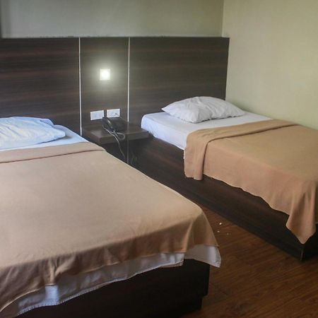 Oyo 1011 First Hotel Manila Exterior photo